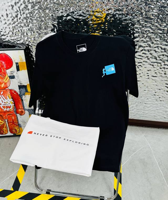 The North Face 北面25夏季新款印花休闲宽松情侣款 短袖T恤D1066 细节:版本一比一复刻，吊牌 领标 水洗。 面料：采用40织双纱280克面料