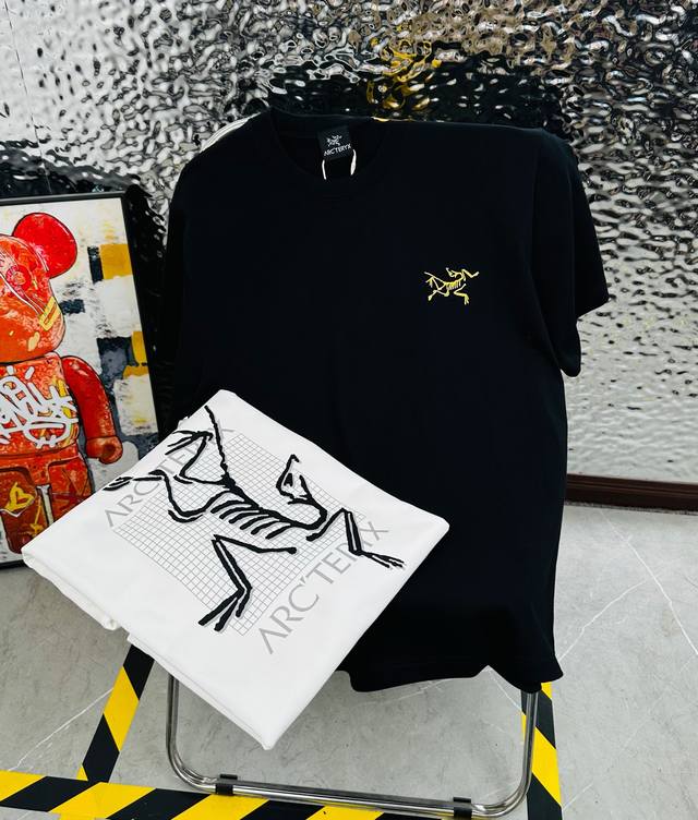 鸟 Arc‘Teryx 始祖鸟25夏季新款印花休闲宽松情侣款 短袖T恤D 5 细节:版本一比一复刻，吊牌 领标 水洗。 面料：采用40织双纱320克面料，原版1