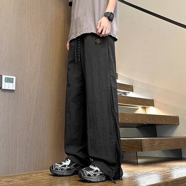Stone Island 石头岛海外专柜冲锋机能休闲裤 男女同款 侧面拉链，防水冲锋裤，小红书主播推荐，上身质感满满，版型立体，完美修饰腿型，可随意日常搭配，不