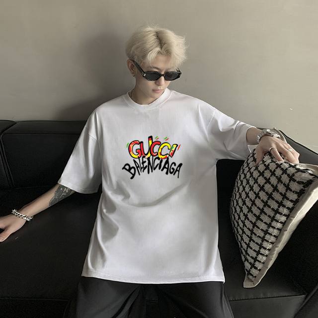 Gucci古驰Balenciaga巴黎世家联名款印花短袖T恤 Gu&Blcg联名官网新款印花Logo圆领短T，精选2 克40支全棉双纱面料，高克重挺括面料，手感