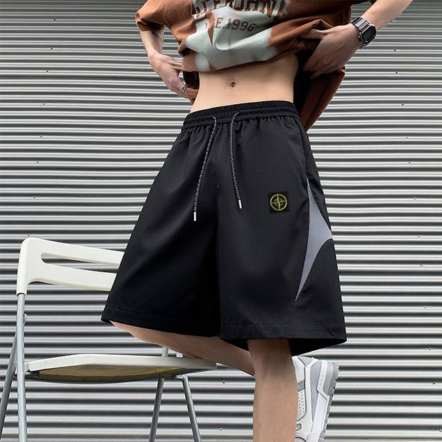 Stone Island 石头岛短裤夏季限定户外工装防水冲锋短裤五分沙滩裤，男女同款，小红书 Ins 抖音爆款，超人气单品，经典Logo，版型好看，上身有型，修