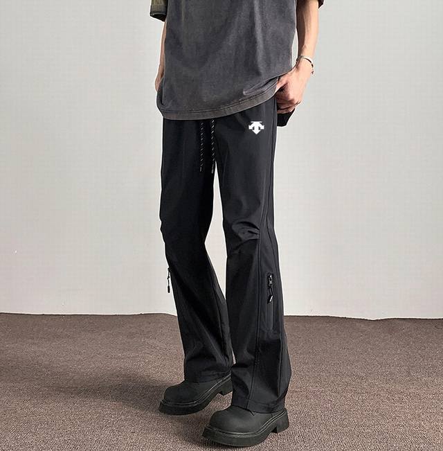 Descente 迪桑特外户外防水冲锋裤，男女同款休闲裤，今年流行的面料，小红书主播推荐，上身质感满满，版型立体，完美修饰腿型，可随意日常搭配，不费劲就能穿出你