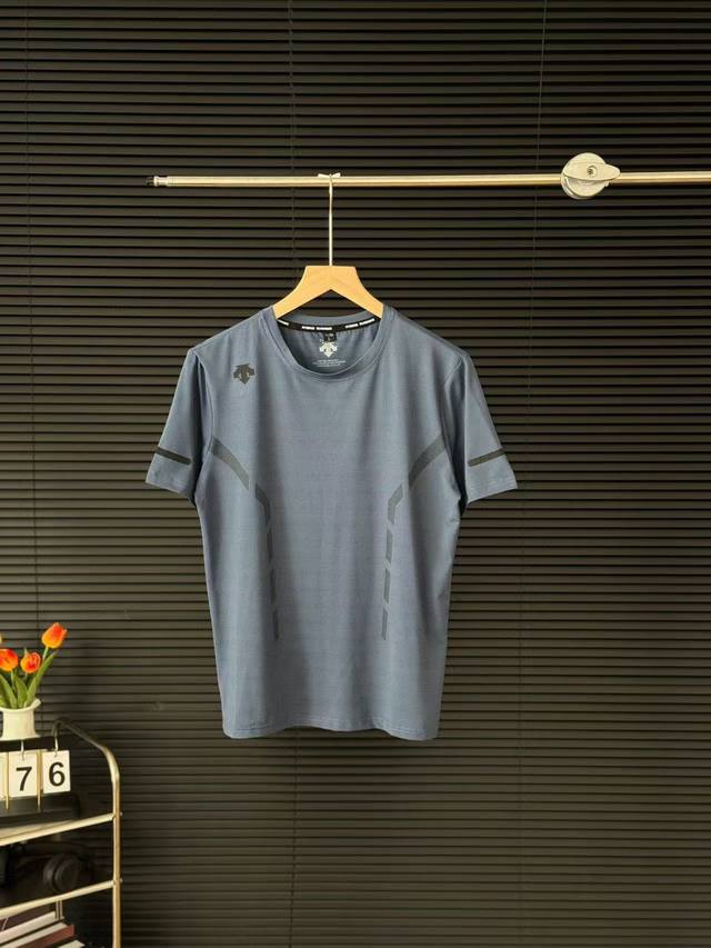 上新 Descente 迪桑特 夏季四色基础透气速干跑步运动短袖T恤 原版定制1:1打造，完美还原原版！每年最火短袖 迪桑特 Dualis系列 男士机能户外与城