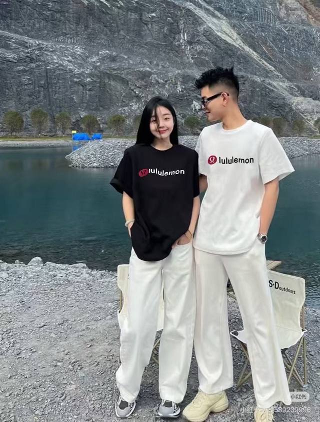 上新 高品质 品名：Lululemon 25Ss春夏新款 经典红标字母立体印花男女同款圆领纯棉短袖T恤 版型；宽松版 面料：330G全棉精梳棉 颜色： 黑色-白