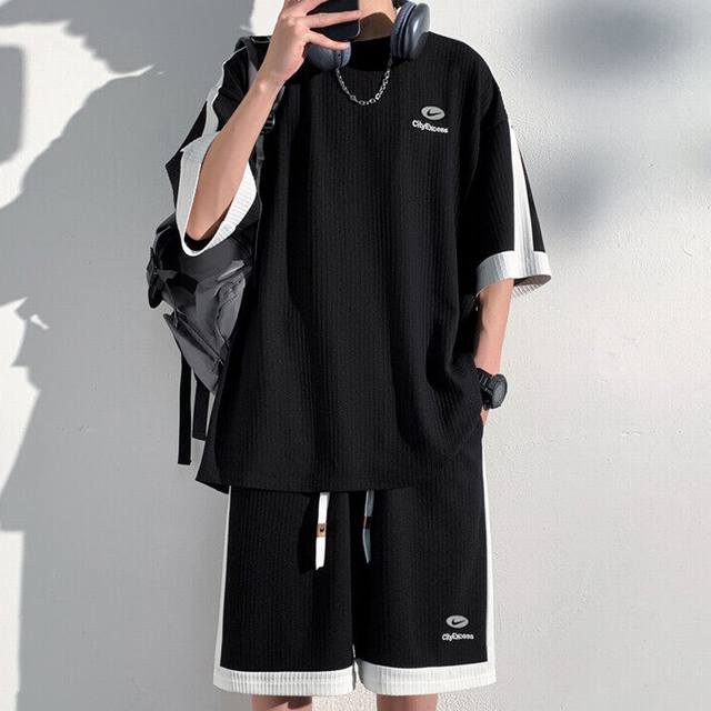 上新 Nike 耐克海外限定夏季短袖套装， 上衣＋裤子，不拆卖 男女同款， 一款流行酷酷的穿搭，休闲舒适宽松的版型，整体设计比较简约，没有过多的点缀，很耐看，休