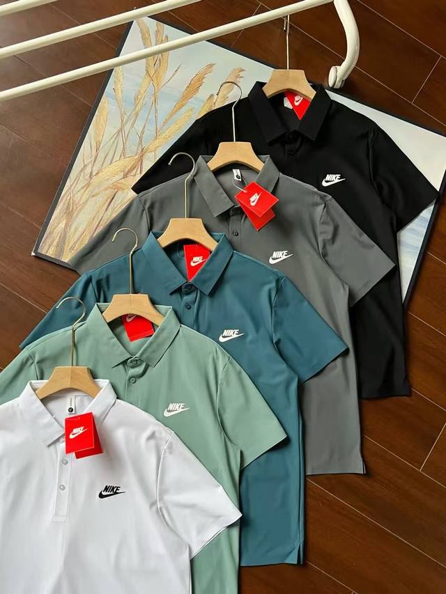上新 颜色;黑色，白色，深灰，雾霾蓝，绿色 尺码;M-4Xl 耐克冰丝无痕舒适防晒抗菌Polo 采用导热的十字编织冰丝凉感面料， 面料与肌肤形成汽热循环多孔纤维