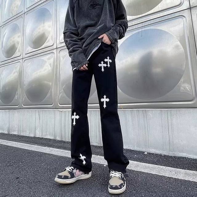 上新 Chrome Hearts 克罗心 专柜限定十字架毛边贴布复古直筒牛仔裤长裤 采用复古水洗工艺，经典的美式高街元素，裤型前后十字架毛边工艺设计，细节感满满