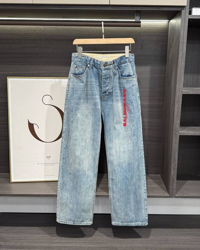 Balenciaga 竹节牛仔裤｜把“不羁与高级”穿在身上 巴黎世家的基因里，本就流淌着颠覆与先锋。这条竹节牛仔裤，更是把品牌标志性的 先锋做旧美学 玩到极致