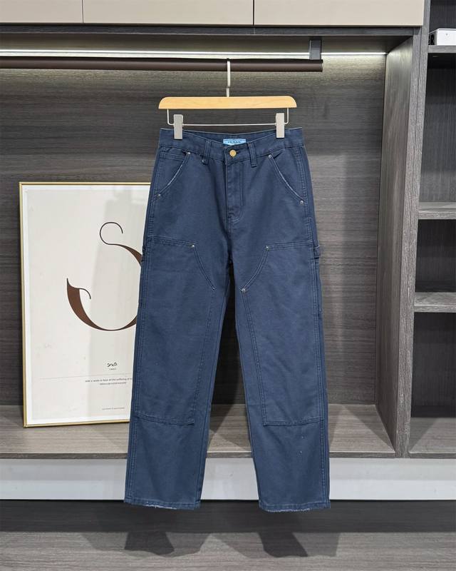 Prada 工装牛仔裤｜把“松弛感”焊在腿上的狠货 在“精致与松弛”这件事上，Prada 永远有独家解法 立体多袋设计：前幅斜插袋+立体工装袋，后幅隐藏式贴袋，