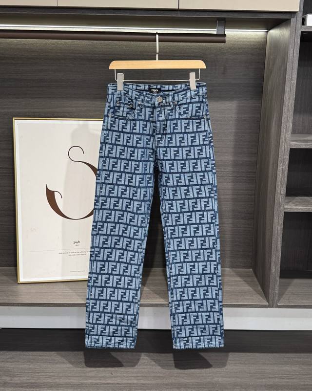 Fendi 芬迪 24Ss 张若昀同款双F满印提花牛仔裤 专柜同步最新品，原单狠货来袭 水洗休闲牛仔裤，采用进口原版水洗弹力面料，舒适又有弹性，原版五金辅料装饰