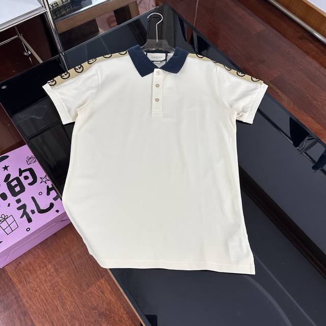 Gucci 古驰经典双G织带拼接Polo衫-顶级版本区别通货｜997 作为时尚界“优雅与奢华代名词”的Gucci，这次带着经典双G织带拼接Polo衫炸场！从T台