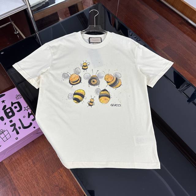 Gucci 2025夏季重磅新品来袭！无感印花高克重短袖，解锁轻奢穿搭新体验｜348 面料升级 品质触手可及 严选客供定制针织 %纯棉面料，触感细腻亲肤，高克重