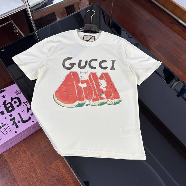 Gucci 2025夏季重磅新品来袭！无感印花高克重短袖，解锁轻奢穿搭新体验｜359 面料升级 品质触手可及 严选客供定制针织 %纯棉面料，触感细腻亲肤，高克重