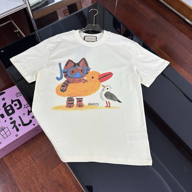 Gucci 2025夏季重磅新品来袭！无感印花高克重短袖，解锁轻奢穿搭新体验｜346 面料升级 品质触手可及 严选客供定制针织 %纯棉面料，触感细腻亲肤，高克重