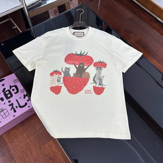 Gucci 2025夏季重磅新品来袭！无感印花高克重短袖，解锁轻奢穿搭新体验｜339 面料升级 品质触手可及 严选客供定制针织 %纯棉面料，触感细腻亲肤，高克重