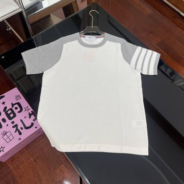 Thom Browne 汤姆布朗 Tb水波纹色织圆领套头夏季短袖T恤｜018 采用定制色织面料纯棉水波纹定制面料 生产采用进口缝纫设备缝制 针距细密 走线整齐