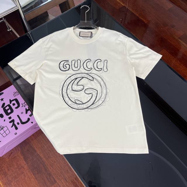 Gucci 2025夏季重磅新品来袭！不规则刺绣短袖，解锁轻奢穿搭新体验｜829 面料升级 品质触手可及 严选客供定制针织 %纯棉面料，触感细腻亲肤，高克重打造