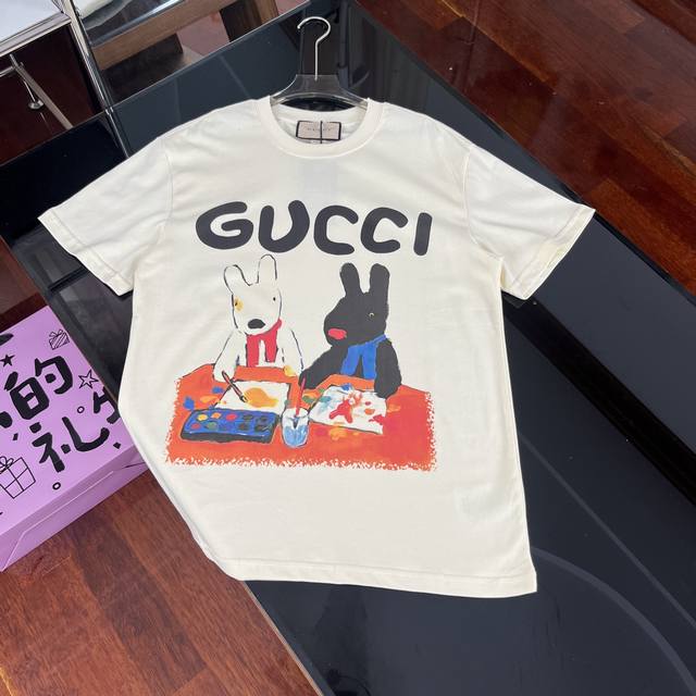 Gucci 2025夏季重磅新品来袭！无感印花高克重短袖，解锁轻奢穿搭新体验｜371 面料升级 品质触手可及 严选客供定制针织 %纯棉面料，触感细腻亲肤，高克重