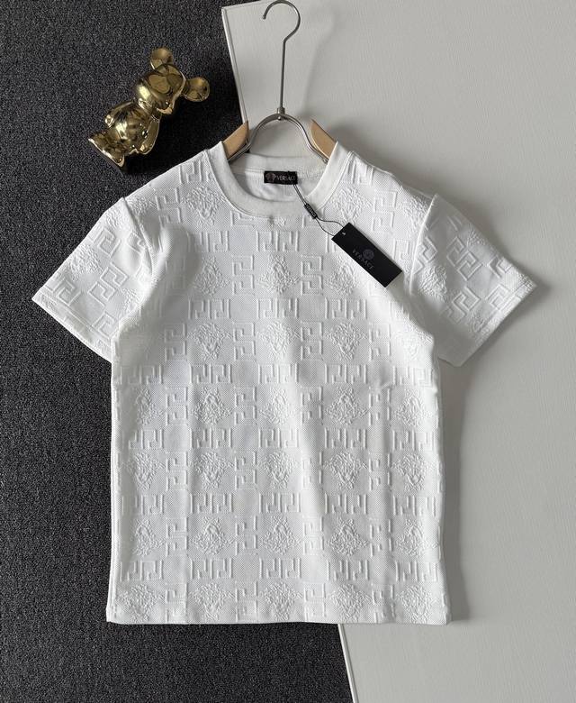 高品质 Versace 范思哲杜美莎头像3D凹凸暗纹提花T恤！ 独家新品，高版本，高品质！ 定制300克全棉毛巾面料满印提花，质感舒适度都是拉满的，辨识度很高，