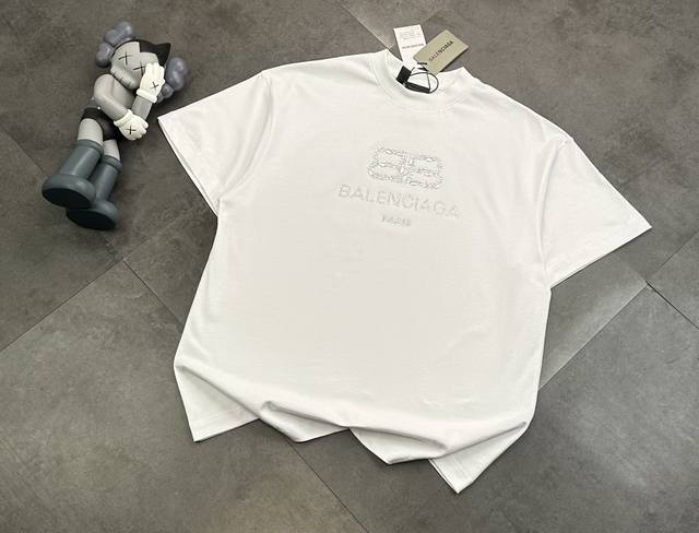 潮牌Balenciaga巴黎世家烫钻Logo短袖T恤！巴黎世家25新春首发最新款短袖T恤 ！巴黎专用260G面料 重工水洗 做旧磨破效果 精致车线 做工精细 颜