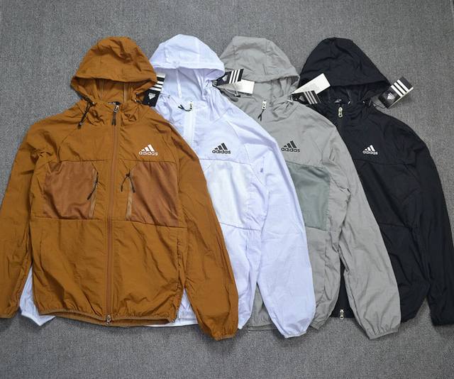 供 高版本 Adidas 三角标夏季新款插肩袖连帽网兜拼接轻便防防晒衣款男女情侣户外防晒衣轻微防水下雨天无忧.立体裁剪连帽插兜户外运动防晒装饰皮肤衣运动防晒 U