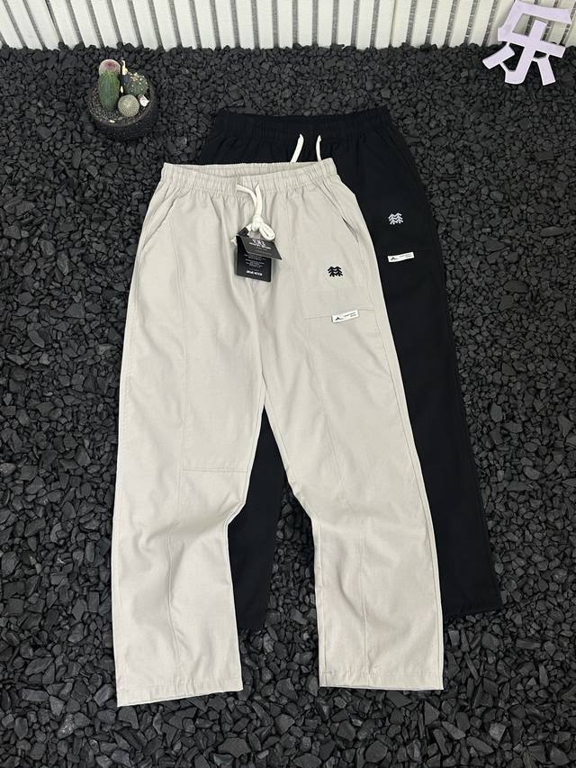 供 可隆 Kolon 夏季新品男士户外运动垂感面料速干运动长裤 它采用定制冷感面料，接触皮肤的瞬间，凉意袭来，在炎炎夏日也能让你保持清爽，仿佛给双腿装了个小空调