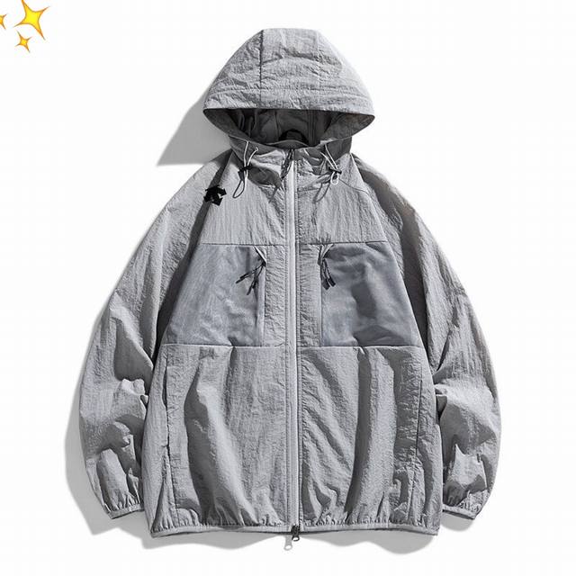 供 Descente 迪桑特夏 夏季薄款冰爽防晒服夹克，这款不仅仅是防晒那么肤浅，高品质面料！手感柔滑！上身效果舒适透气！！高倍防晒防护，防晒指望Upf80%+