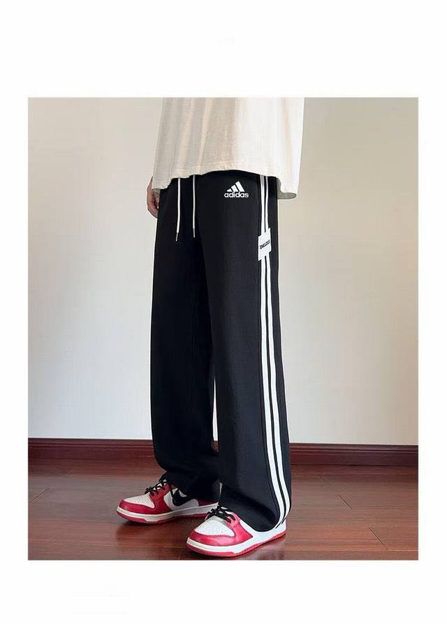 供 三叶草三条杠卫裤 阿迪达斯三叶草Adidas三条杠卫裤直筒裤阔腿裤休闲裤运动裤，高街潮流痞帅风 版型优秀 能衬托腿型 保持舒适的亲肤感而且不会臃肿 非常好搭