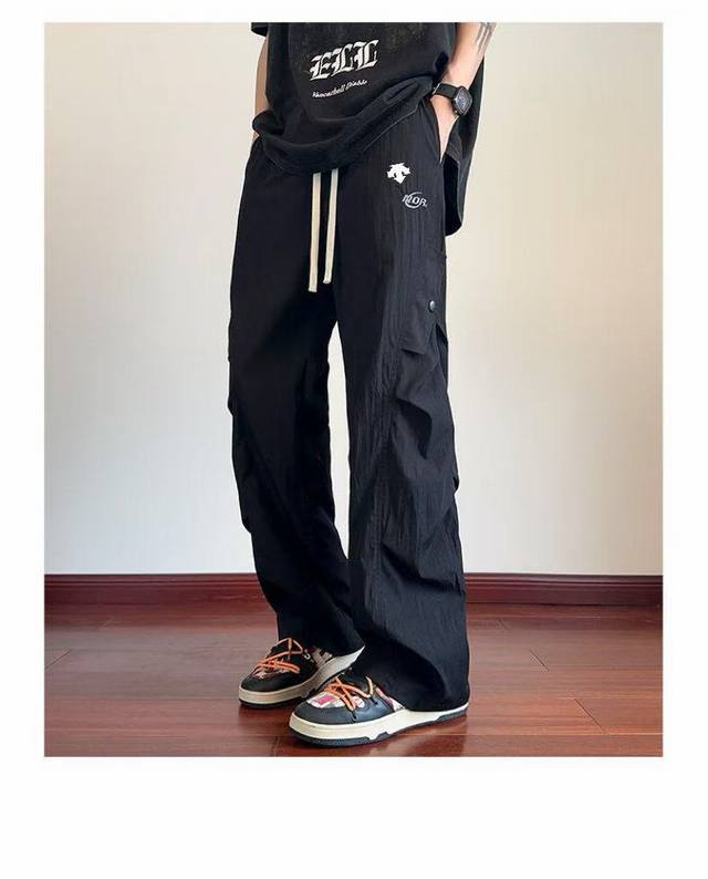 供 Descente 迪桑特 夏季新品男士训练松紧腰运动休闲速干长裤 迪桑特家的这款将运动裤的舒适与休闲裤的时尚完美融合，纯色设计简约百搭，搭配衬衫、T恤都很合