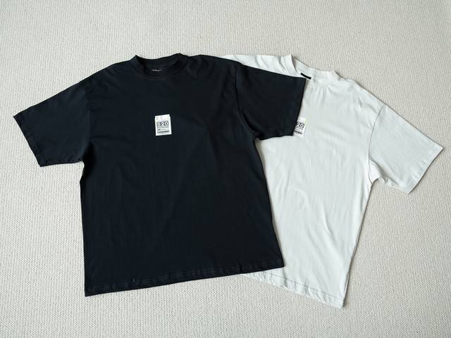 顶级限定款 Balenciaga 巴黎世家 Ss25 节日限定 字母印花徽章短袖T恤 男女同款 颜色：黑色 灰白 尺码： Xs S M 尺码表 胸围 衣长