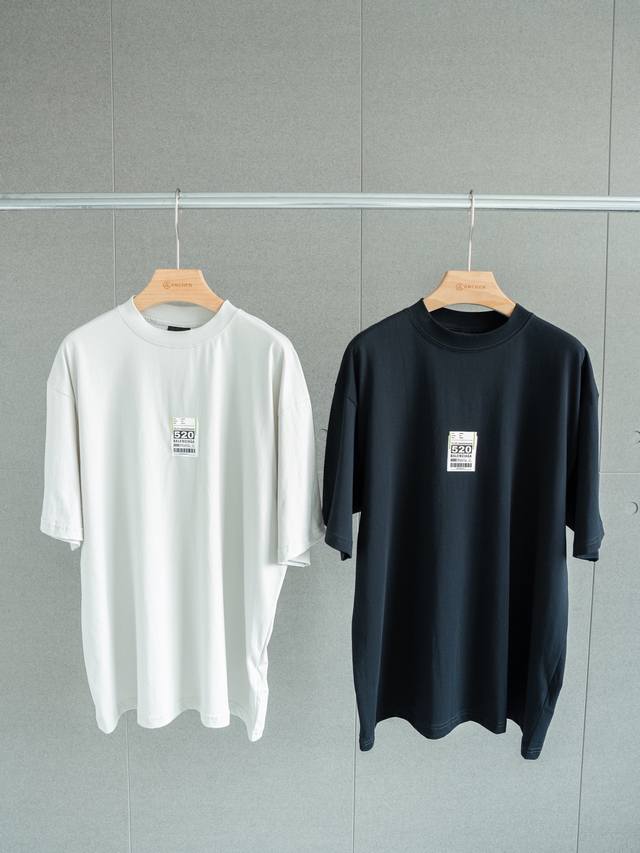 顶级限定款 Balenciaga 巴黎世家 Ss25 节日限定 字母印花徽章短袖T恤 男女同款 颜色：黑色 灰白 尺码： Xs S M 尺码表 胸围 衣长