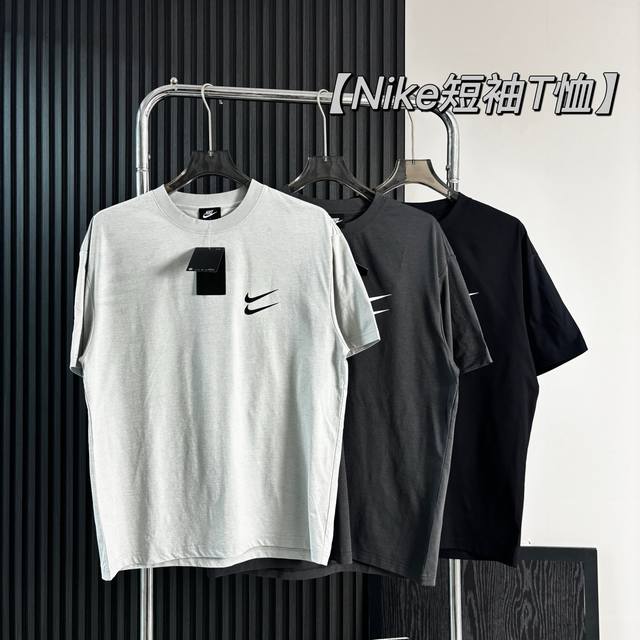 Nike耐克双勾运动休闲短袖T恤 垂悬性好 穿衣更有型质感更突出棉感柔和的体验，肌肤很舒适 兼顾快速排汗高效透气比纯棉更干爽 颜色：黑色 深灰 浅灰 尺码：M一