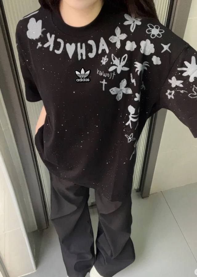 阿迪达斯三叶草Adidas 星空高街短袖情侣款短袖宽松版型T恤衫学院风短袖 星空点缀 ~260克紧密纯棉面料 不起球不变形 透气舒适抗菌 ~版型比较立体男女都能