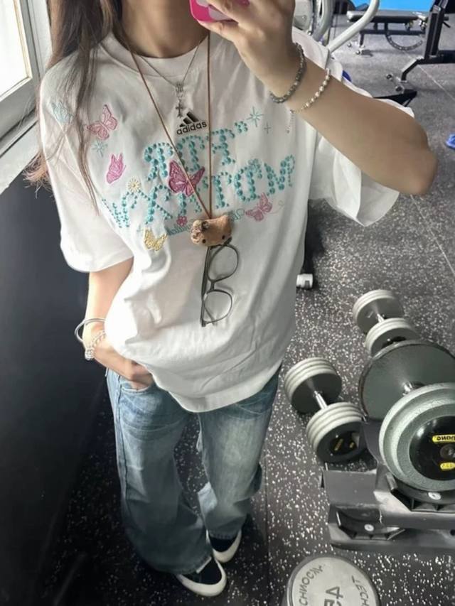 阿迪达斯Adidas 阿迪达斯三条杠粉色蝴蝶撞色好看短袖宽松版型T恤衫学院风短袖 ~260克双纱紧密纯棉面料 不起球不变形 透气舒适抗菌 ~版型比较立体男女都能