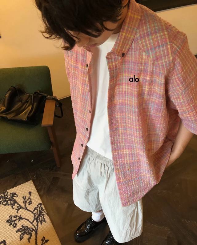 Alo色织格纹泡泡纱宽松廓形短袖衬衫男女设计感小众Ins ~面料采用防晒泡泡纱彩色格子面料 透气轻薄舒适不变形 ~版型男女皆可穿 非常奈斯 不管外穿还是没穿 都