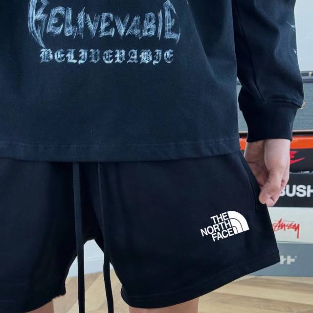 北面The North Face基础款印花双股400克纯棉毛圈男女情侣款短裤 面料：独家定制面料采用400G纯棉毛圈面料市场找不到第二家，可以说一条短裤能穿5年