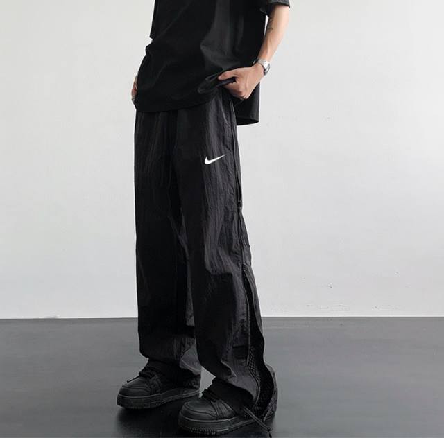 耐克Nike新款夏季双拉链侧边网孔设计速干裤子男潮牌宽松直筒百搭休闲运动长裤 双针走线双拉链网孔侧边拼接工艺非常做工精细扎实非普通工艺可比！ 此款采用冰丝速干面