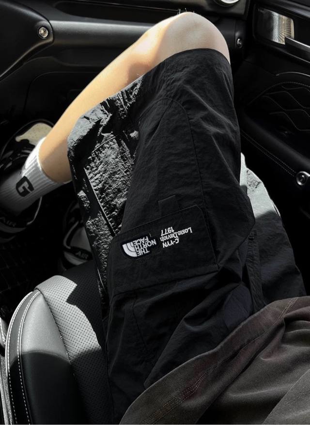 北面The North Faceupf +1977高级质感冰丝速干短裤男女同款夏季爆款复古高街潮牌机能宽松运动短裤 ~面料采用速干带弹性梭织面料比较厚的那种高品