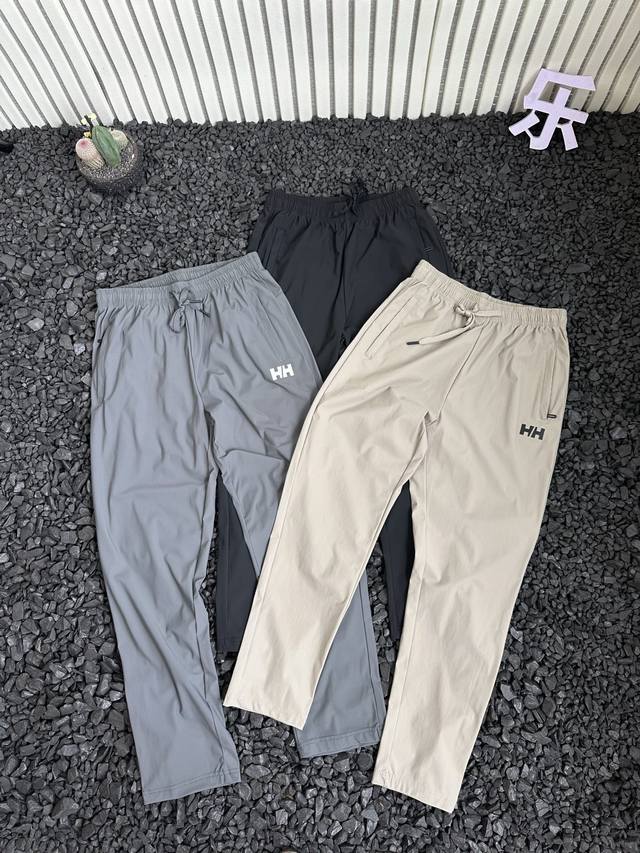 Helly Hansen Hh 海丽汉森 夏季男士训练松紧腰直筒运动长裤速干休闲裤 柜子同步 这款将运动裤的舒适与休闲裤的时尚完美融合，纯色设计简约百搭，搭配衬