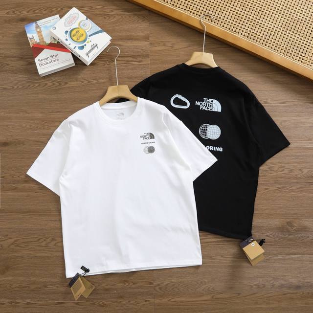 品牌：北面 The North Face 尺码：M-L-Xl-Xxl-Xxxl 颜色：白色-黑色 类型：男士运动速干T恤 材质：260克高克重运动户外科技棉 领