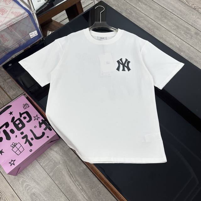 Mlb官方2025新款Mlb洋基队Ny复古幕布图案Logo字母印花休闲情侣短袖T恤｜956 颜色丰富多样，既有经典沉稳的黑色、藏青色和酷灰色，适合打造酷帅风格；