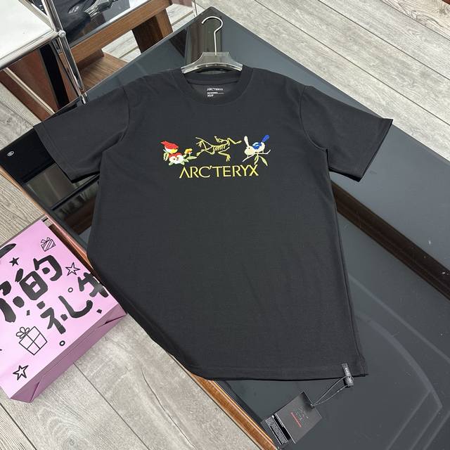 Arc'teryx 始祖鸟喜鹊花鸟刺绣图案 男女同款短袖T恤｜25043 高端全棉面料 透气舒适 胸前精美刺绣图案 花鸟组合设计 独特时尚 高端32S双纱280