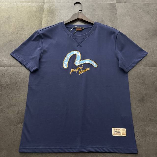 Evisu 福神2025新款海鸥刺绣圆领休闲短袖T恤 王一博同款日式风格，Evisu标志海鸥刺绣主题图案互相融合，正面则以红色小M刺绣配上黑色绣线字母简约而不简