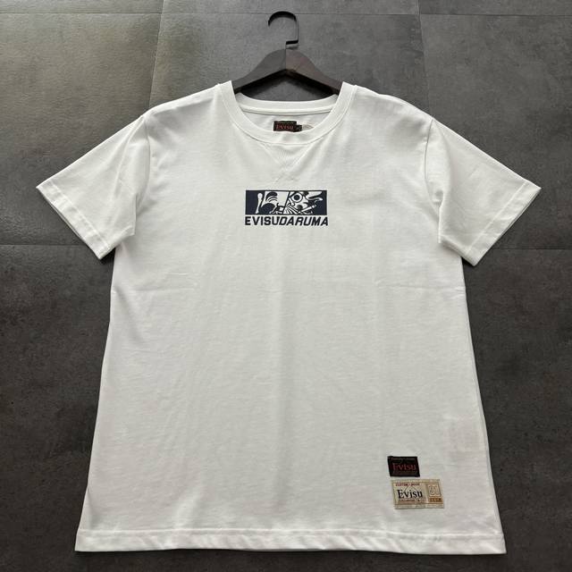 Evisu 福神 2025新款达摩佛头大M短袖T恤 高版本高品质原版面料 网红明星同款 正面印有抽烟达摩与佛头拼接图案，潮流风格扑面而来。背后的大M以倒转及流线