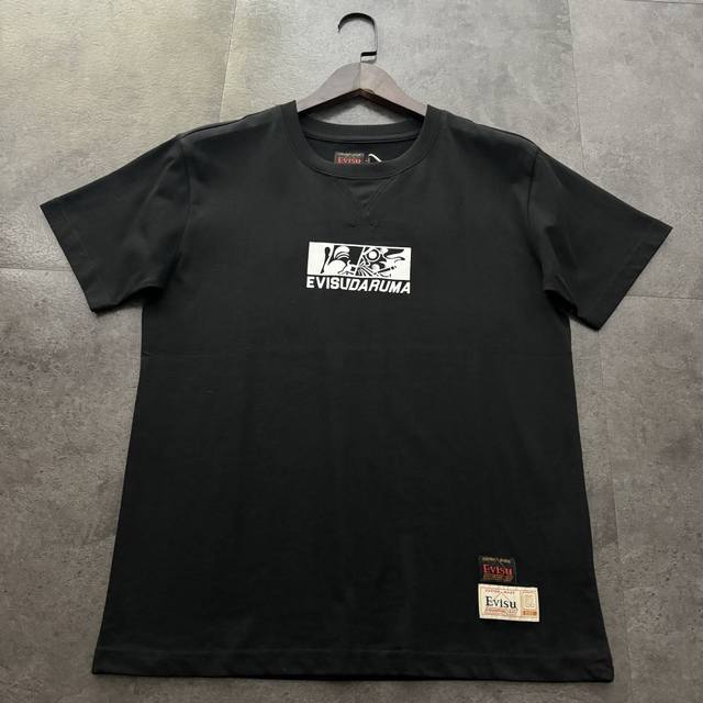 Evisu 福神 2025新款达摩佛头大M短袖T恤 高版本高品质原版面料 网红明星同款 正面印有抽烟达摩与佛头拼接图案，潮流风格扑面而来。背后的大M以倒转及流线