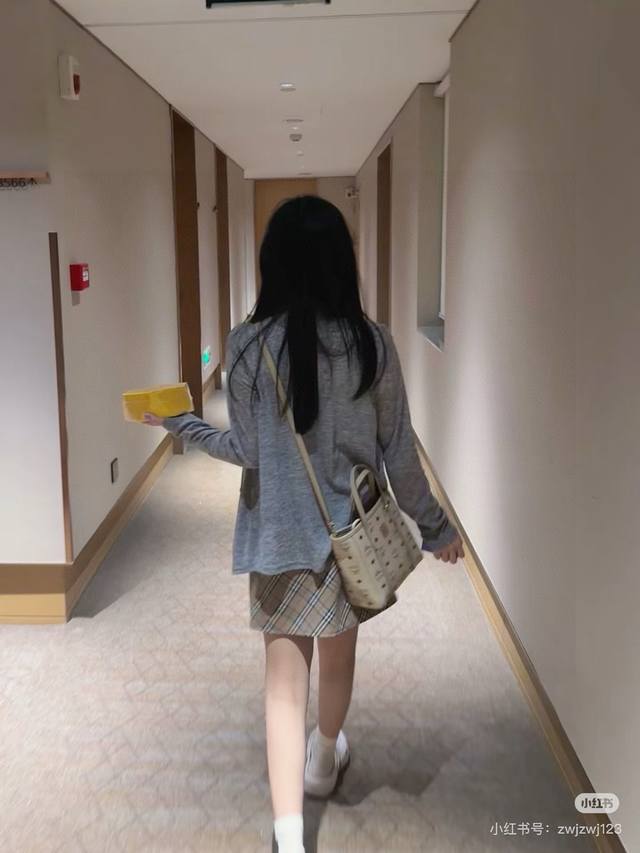 Mcm菜篮子，送小狗挂件 小红书超火经典复古不老气，米色相对轻雾粉更显质感，凸显生机活力。 入手之后绝对爱不释手！小巧轻便，容量还大，足以装下女生出门的整个小世
