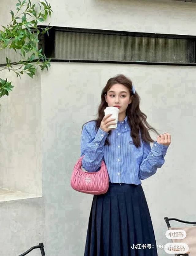 Miumiu 手提皱褶包 Hobo 腋下包 有没有被美到嘻嘻！贸易公司渠道货 缪缪 新款皱褶包，第一眼就挪不开眼睛了 年新款走秀款，羊皮褶皱手提斜挎包 褶皱衍缝