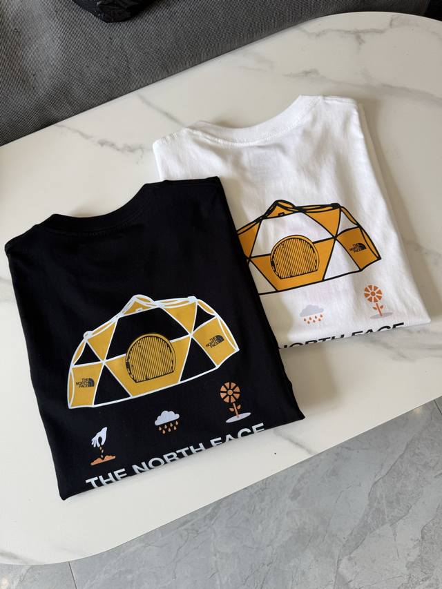 北面The North Face 纯色创意图案字母印花休闲圆领短袖T恤 男女同款 -面料采用260G双纱面料，达到透而不露的黄金平衡点，完美规避透视尴尬，成衣尺