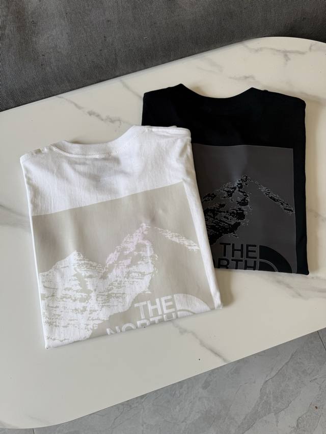 北面The North Face 雪山印花户外圆领套头美式复古短袖T恤 -面料采用260G双纱面料，达到透而不露的黄金平衡点，完美规避透视尴尬，成衣尺寸稳定，多