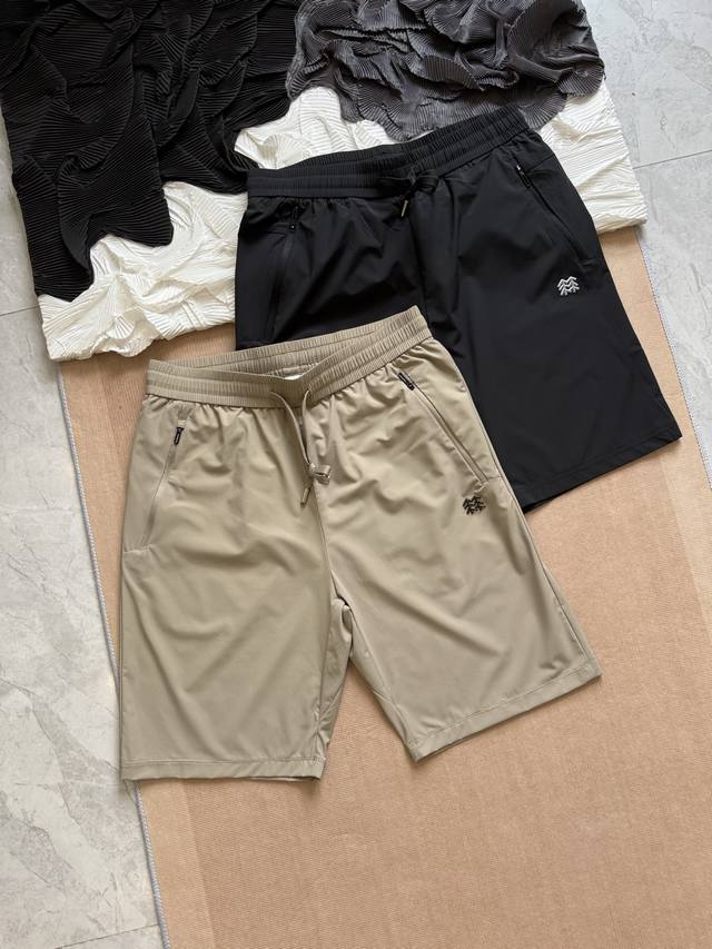 Kolon Sport可隆 高性能日常休闲轻运动弹力速干短裤 采用高弹速干面料，柔滑触感，轻盈透气，不粘汗，确保炎炎夏日依旧清爽自在。具备出色的四面弹力，无论是